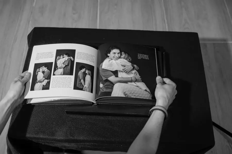Golden Book — interior pareja